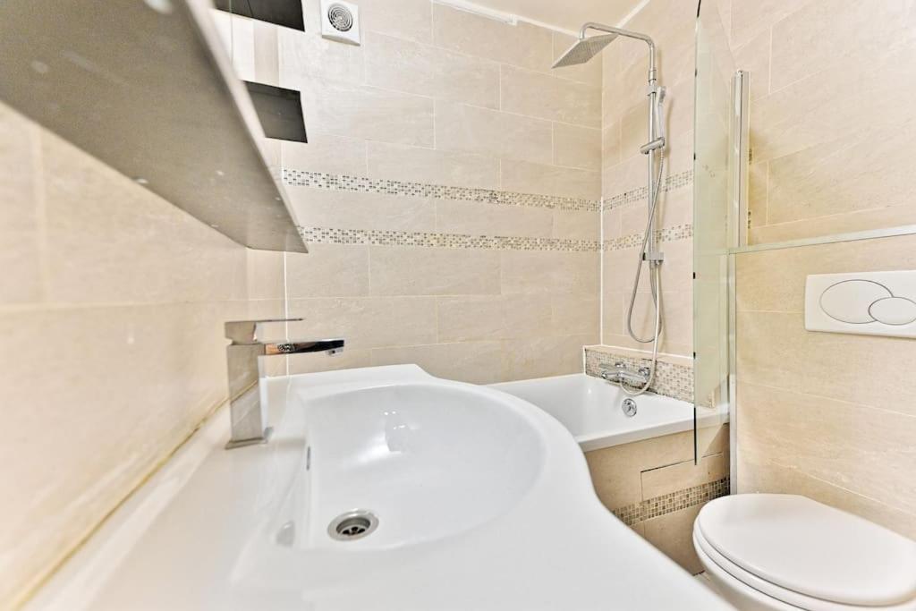 Ensoleille Proche Buttes Chaumont Appartement Parijs