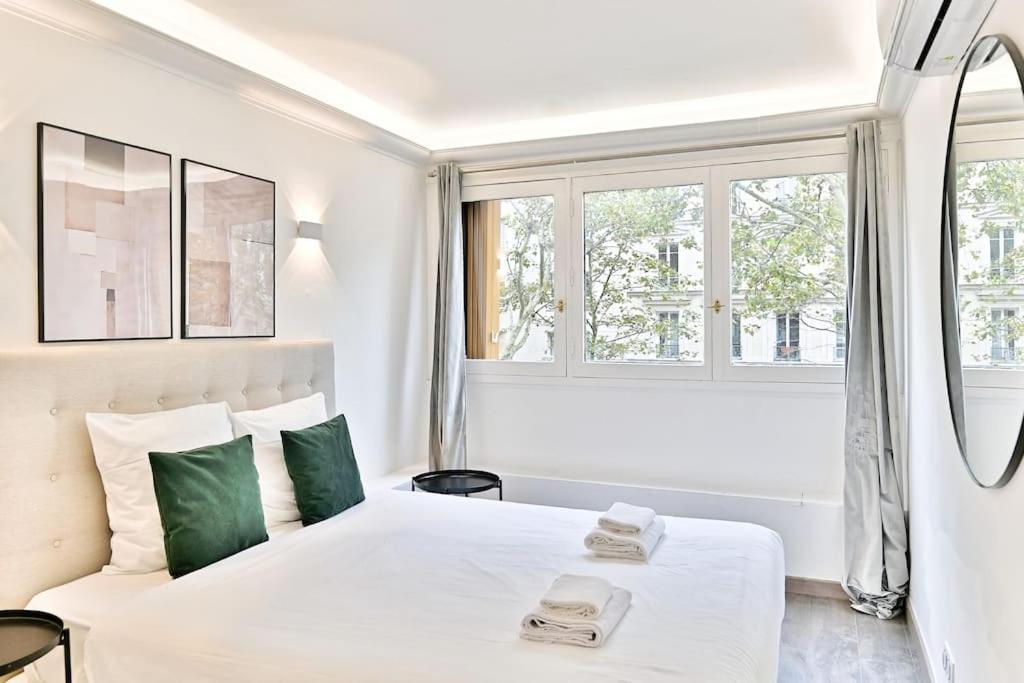 Appartement Ensoleille Proche Buttes Chaumont Parijs